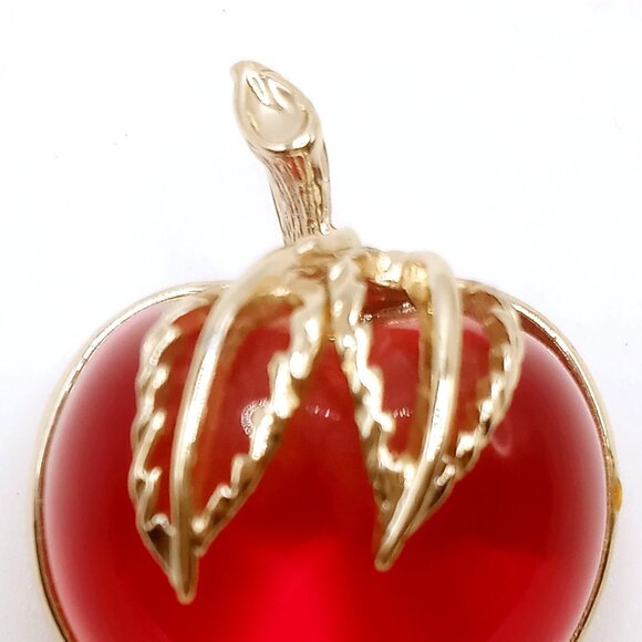 Vintage Sarah Coventry Brooch Gold-tone Cabochon Lucite Leaf Red Apple Design - Picture 2 of 10